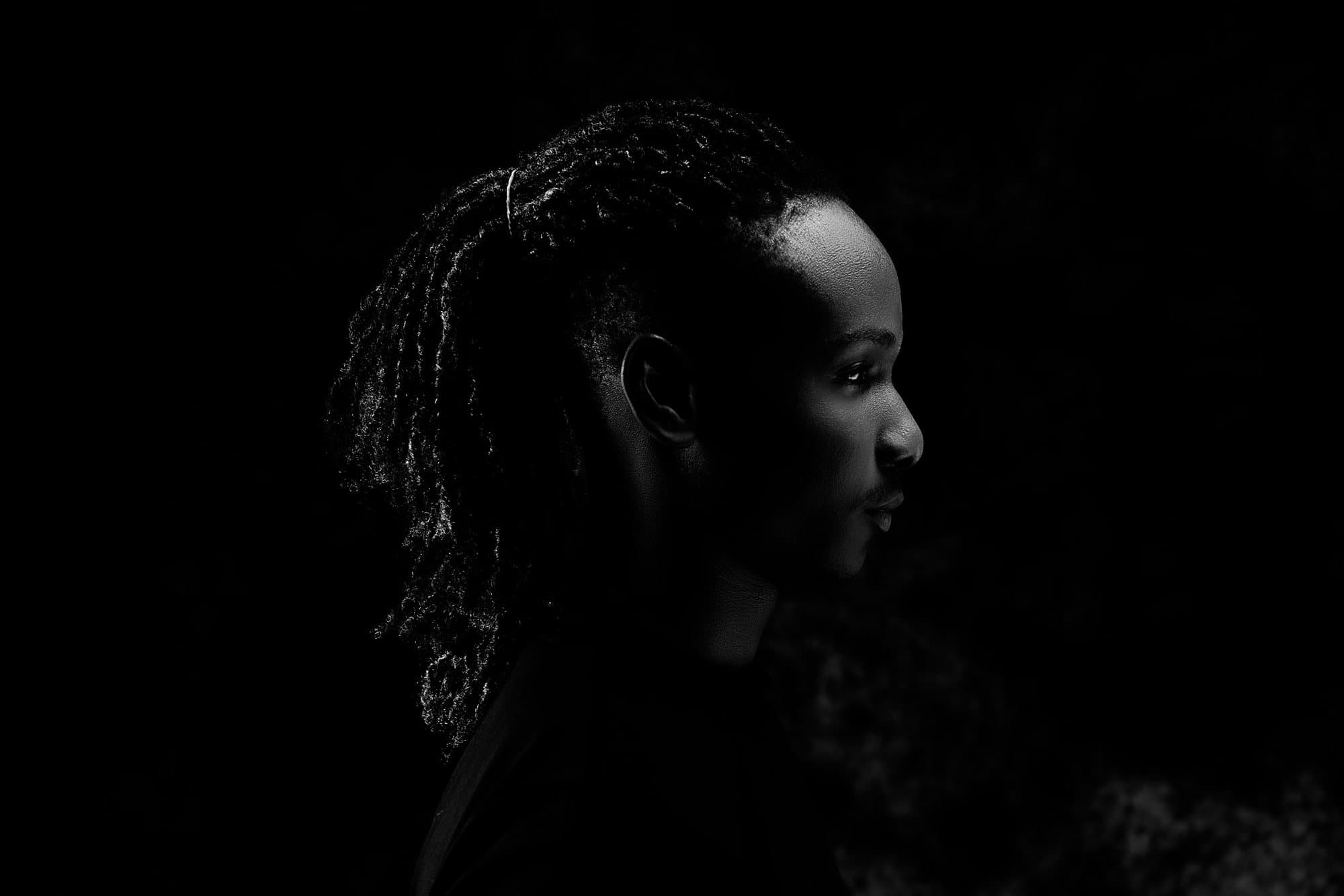 Portrait de profil en clair-obscur