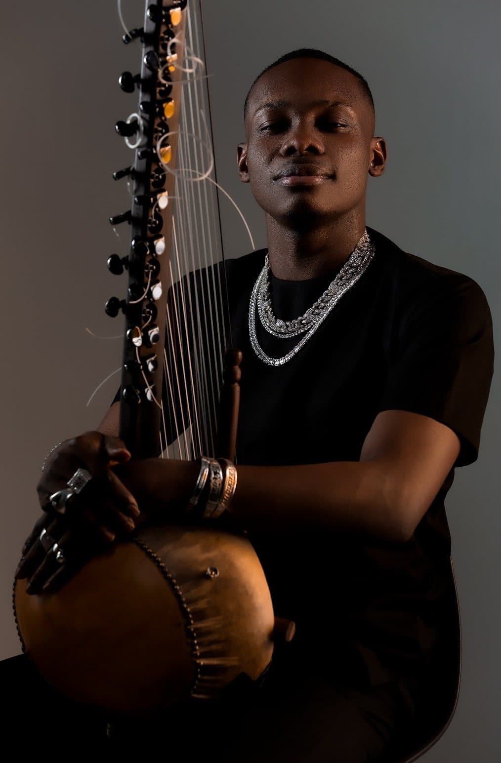 Musicien avec sa kora en studio