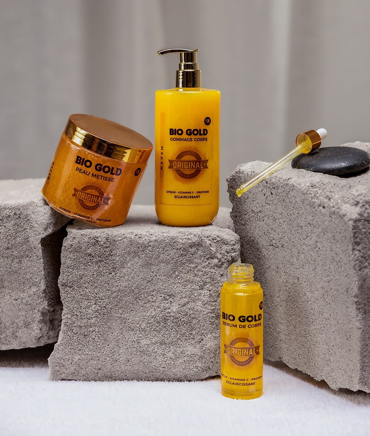 Produits cosmétiques Bio Gold sur bloc de béton
